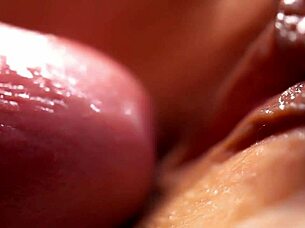 现场#3 视频: She knows how to lick a perfectly fucked pussy lip...