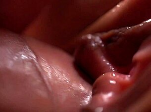 现场#4 视频: She knows how to lick a perfectly fucked pussy lip...