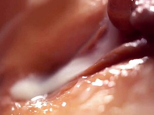 现场#20 视频: She knows how to lick a perfectly fucked pussy lip...