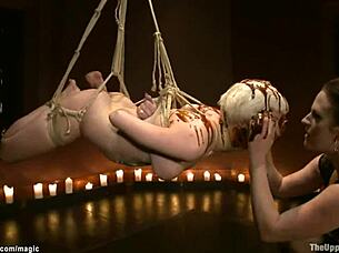 现场#20 视频: Chocolate coated submissive group sex