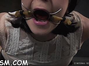 现场#2 视频: First loved brownsmaid done slave into BDSM pieces