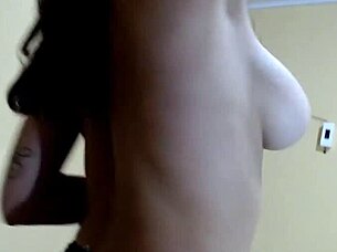 现场#2 视频: Pretty girl with big natural tits gets a facial an...
