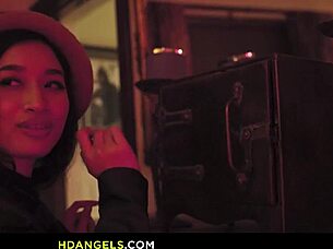 现场#2 视频: College girls get high while they induge in some s...