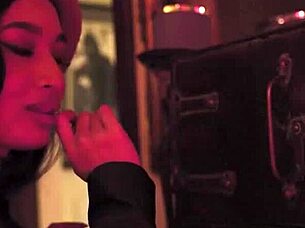 现场#3 视频: College girls get high while they induge in some s...