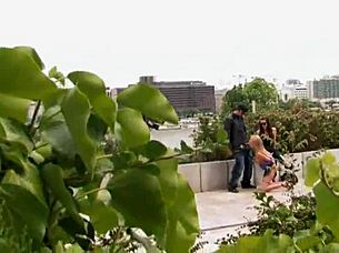 现场#4 视频: BDSM in a bus and outdoors, public humiliation