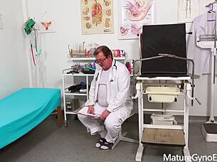 现场#1 视频: Granny’s gynecological examination with a shy gr...