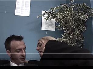 现场#4 视频: Small blonde blonde enjoys riding overtop of a man...