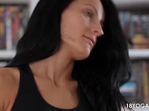 现场#2 视频: Young yoga instructor enjoys anal sex after a work...