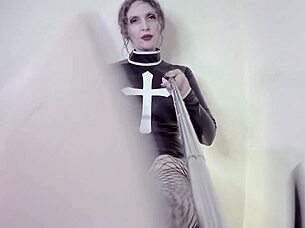 现场#2 视频: Kinky BDSM solo play and Eva from latex clad nun